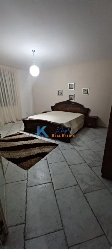Tirane, jap me qera apartament 2+1 Kati 1, 85 m² (Afer Shkolles se Kuqe, Rruga Qemal Stafa)