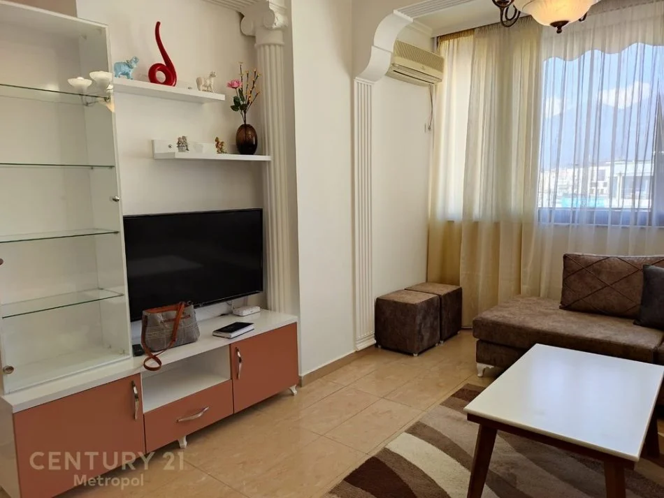 Tirane, jepet me qera apartament 2+1+Ballkon Kati 9, 82 m² 600 € (Rruga Him Kolli)