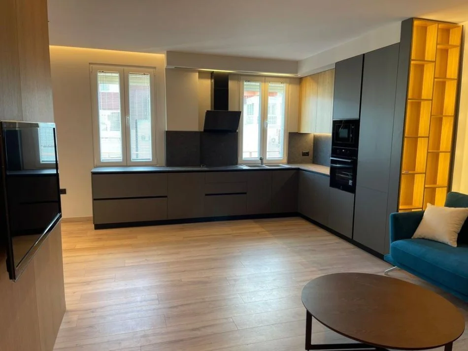 Tirane, jepet me qera apartament 2+1 Kati 7, 100 m² 1.000 € (Nenkalimi i Komunes)