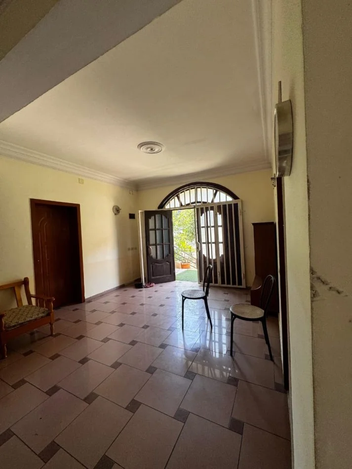 Tirane, jepet me qera apartament 3+1 Kati 1, 120 m² 400 € (Kinostudion)