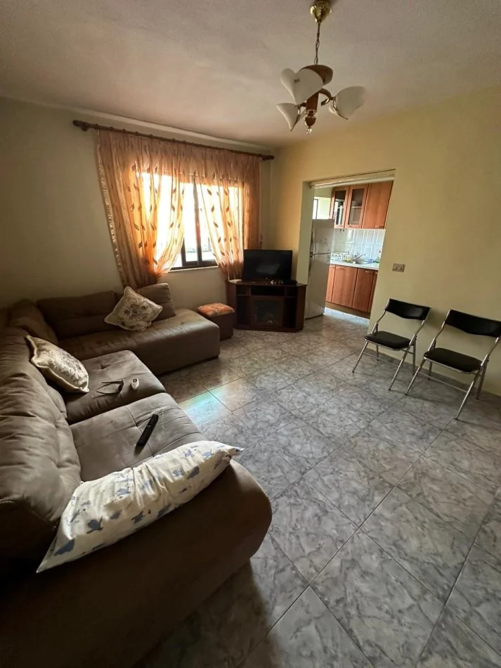 Tirane, jepet me qera apartament 1+1 Kati 4, 60 m² 400 € (Ali Demi)