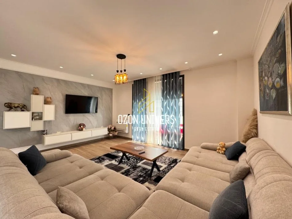 Tirane, jepet me qera apartament 2+1+Ballkon Kati 1, 137 m² 1.500 € (Rezidencë në TEG)