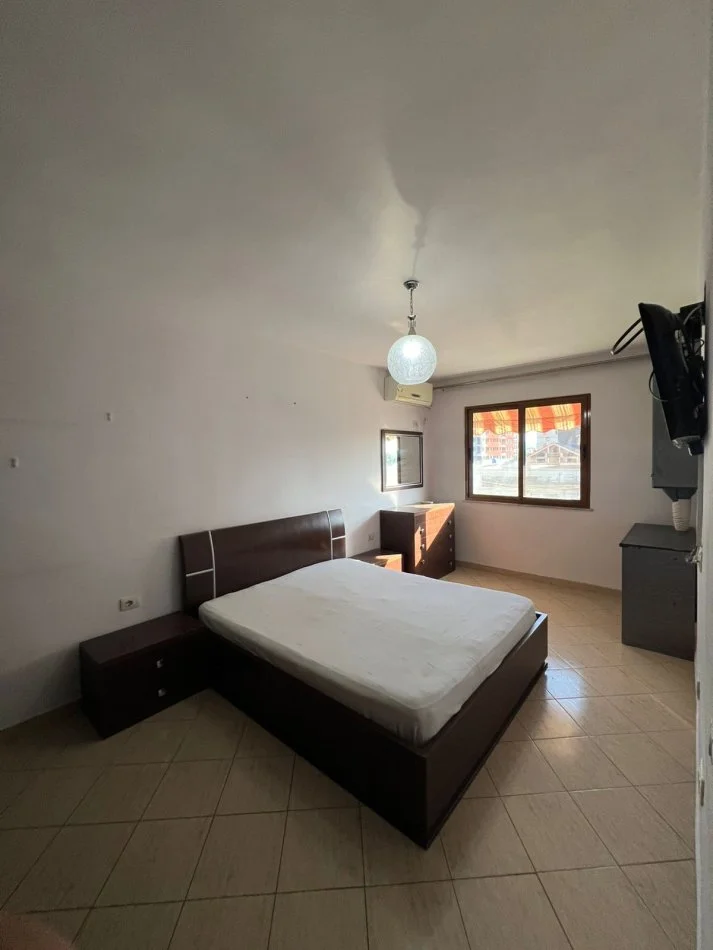 Tirane, jepet me qera apartament 1+1 Kati 5, 65 m² 360 € (Xhamlliku)