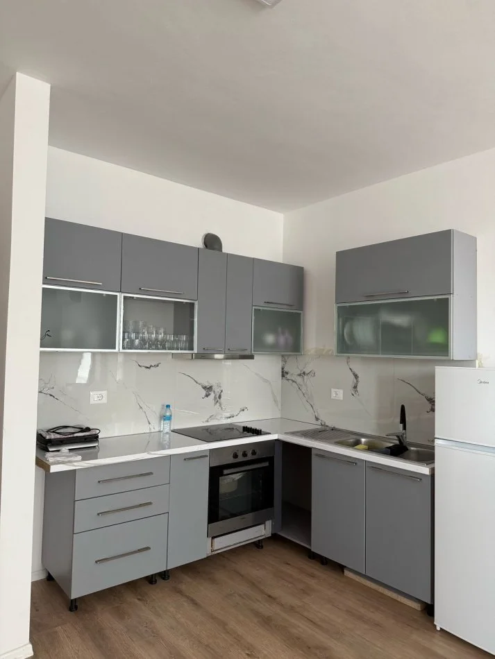 Tirane, jepet me qera apartament 1+1 Kati 1, 60 m² 450 € 