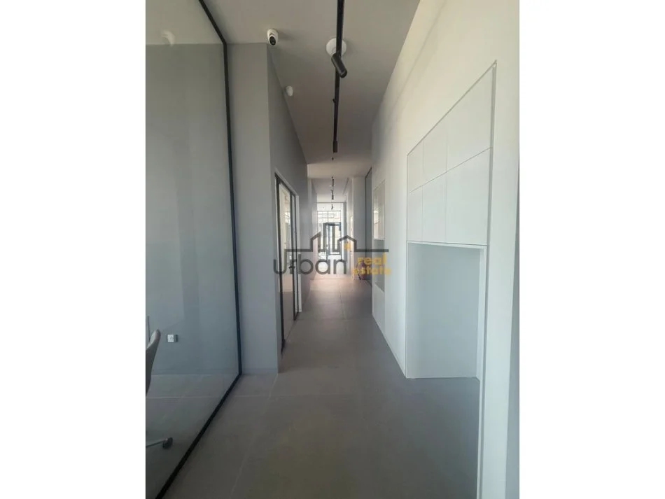 ZYRA ME QIRA | BUZË AUTOSTRADËS, PRANË QTU - 3300€ | 300m²