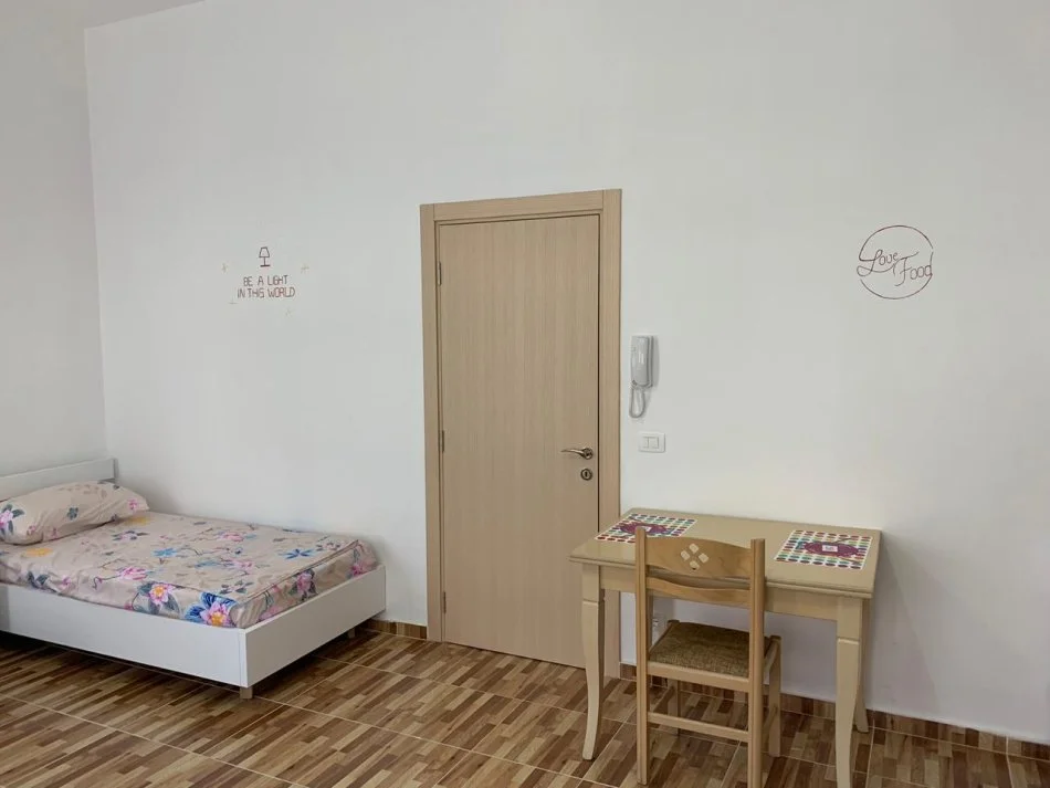 Tirane, jepet me qera apartament 1+1 Kati 6, 40 m² 300 € (Laprakë)