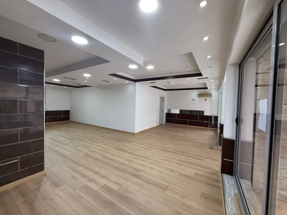 Tirane, jepet me qera ambjent biznesi Kati 0, 113 m² 1.000 € (Vasil Shanto)