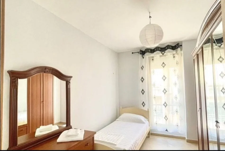 Tirane, jepet me qera apartament 2+1 Kati 2, 90 m² (Liqeni Artificial)