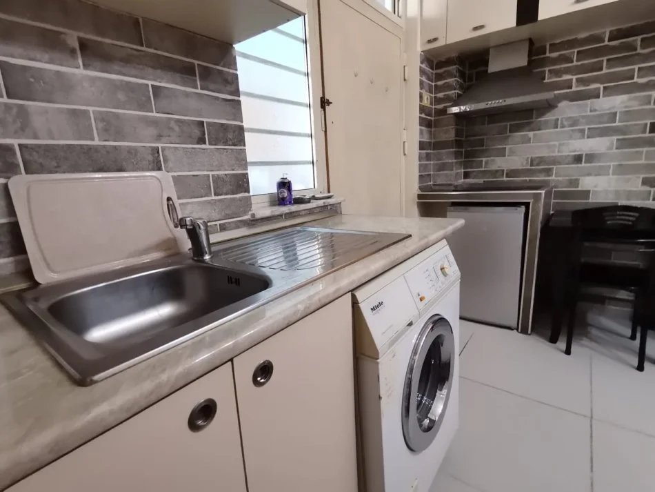 Tirane, jepet me qera apartament 1+1 Kati 1, 30 m² 300 € (Bulevardi)