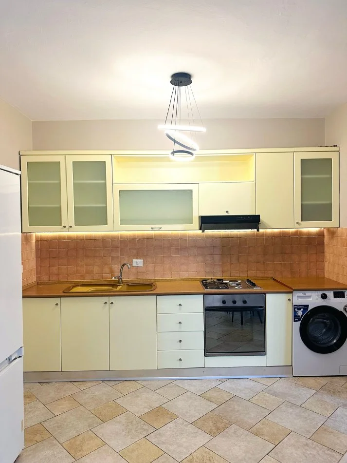 Tirane, jepet me qera apartament 1+1 Kati 15, 61 m² 550 € (Qendër)