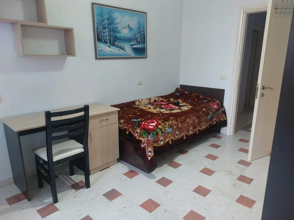 Tirane, jepet me qera apartament 3+1 Kati 1, 100 m² 700 € (Pazari i Ri)