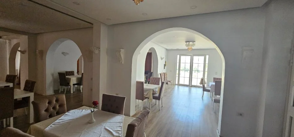 Tirane, jepet me qera ambjent biznesi Kati 1, 6.420 m² 3.500 € (Ndroq)