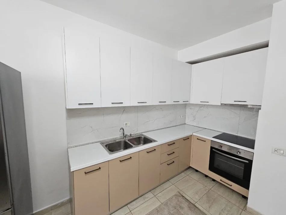 Tirane, jepet me qera apartament 2+1 Kati 2, 90 m² 700 € (Prane Kika 2)