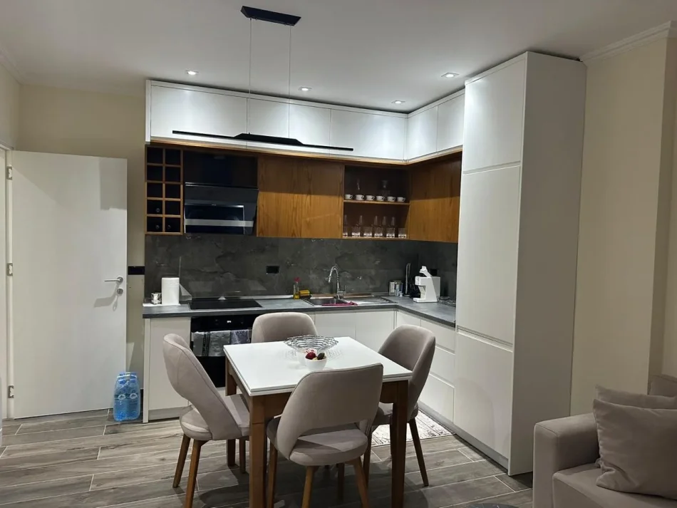Tirane, jepet me qera apartament 1+1+Aneks+Ballkon Kati 2, 72 m² 750 € (rezidenca sofia teg)