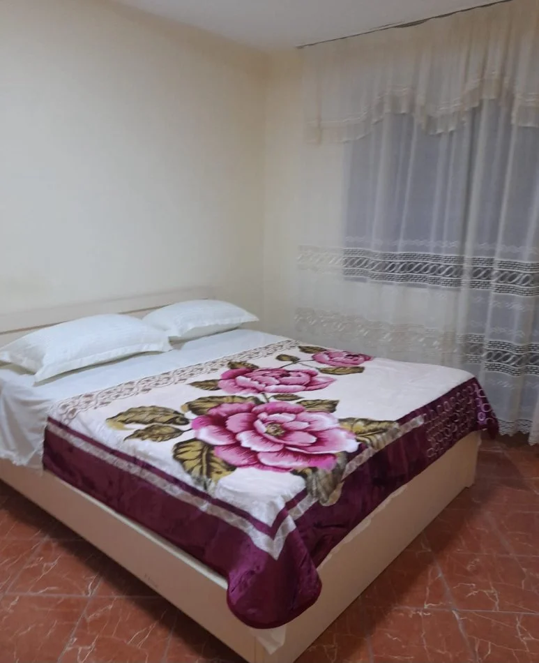 Tirane, jepet me qera apartament 2+1 Kati 1, 80 m² 420 € (Brryl)