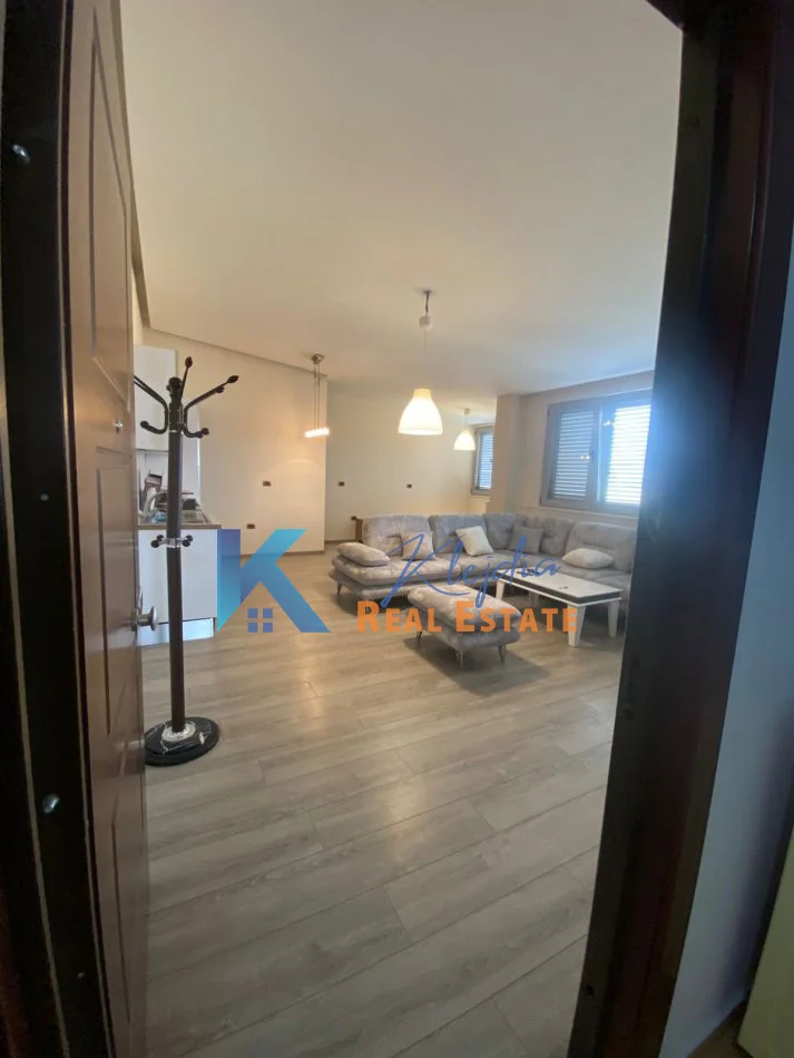 Tirane, jap me qera apartament 1+1+Ballkon Kati 8, 72 m² 500 € (Fusha e Aviacionit)