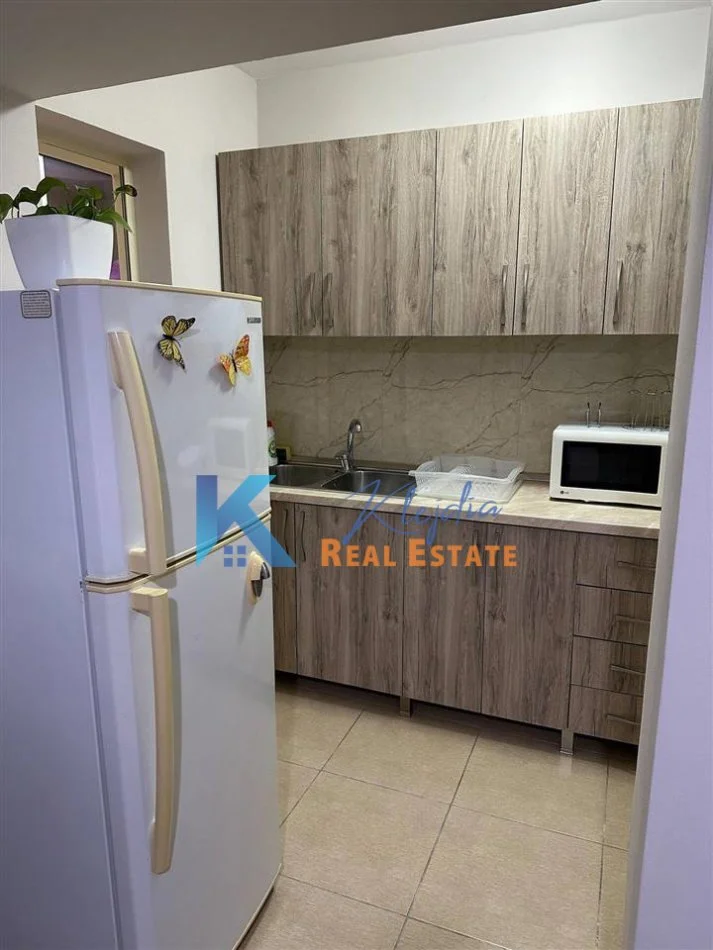 Tirane, jap me qera apartament 2+1+Ballkon Kati 2, 70 m² 600 € (Rruga e Durresit, afer hotel Colosseo)