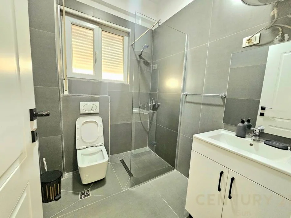 Tirane, jepet me qera apartament+verande | Penthouse 2+1 Kati 2, 100 m² 500 € (kopshti botanik)