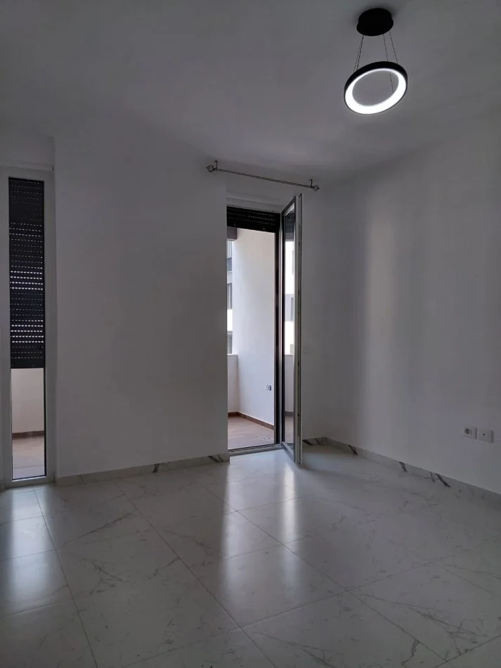 Tirane, jepet me qera apartament 1+1 Kati 4, 70 m² 300 € (Shkoze)