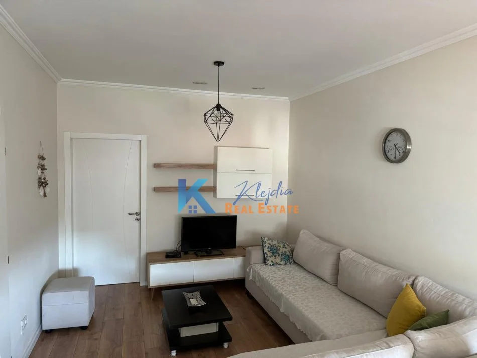 Tirane, jap me qera apartament 1+1+Ballkon Kati 4, 61 m² (Kryqezimi i 21 Dhjetorit)