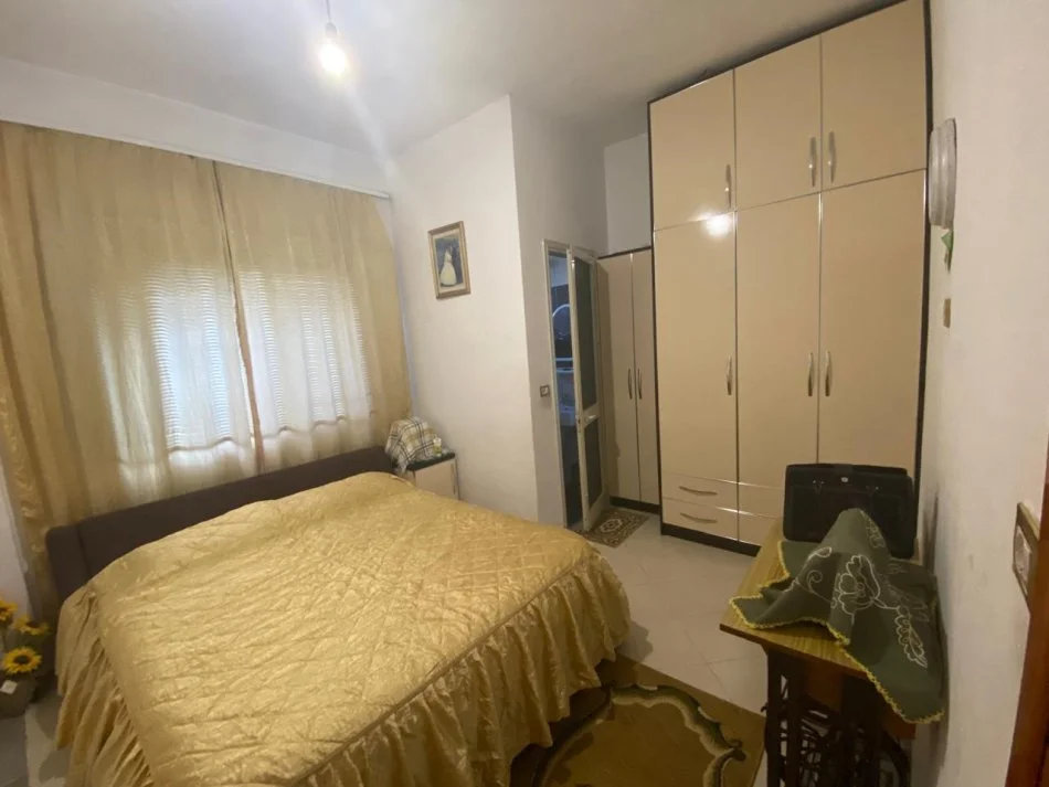 Tirane, jepet me qera apartament 4+1 Kati 1, 130 m² 500 € (Sauk)