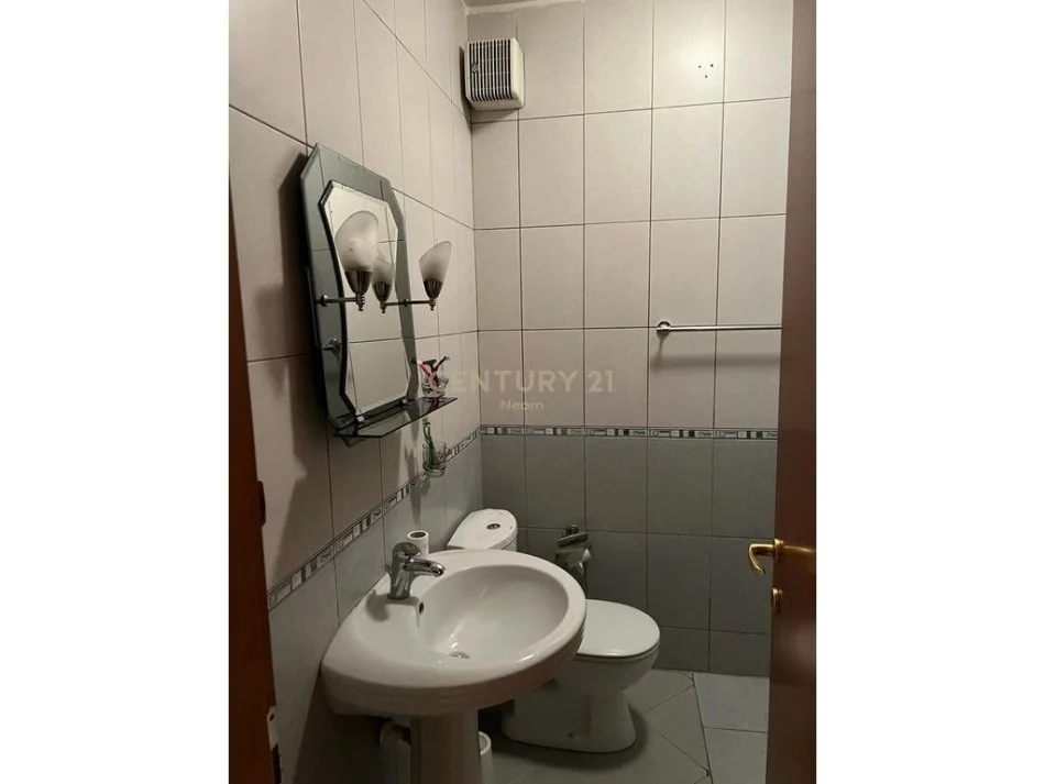 Tirane, jepet me qera apartament 3+1 Kati 5, 130 m² 900 € (komuna e parisit)