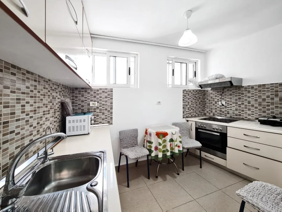 Tirane, jepet me qera apartament 1+1 Kati 0, 70 m² 700 € (Pazari i Ri)