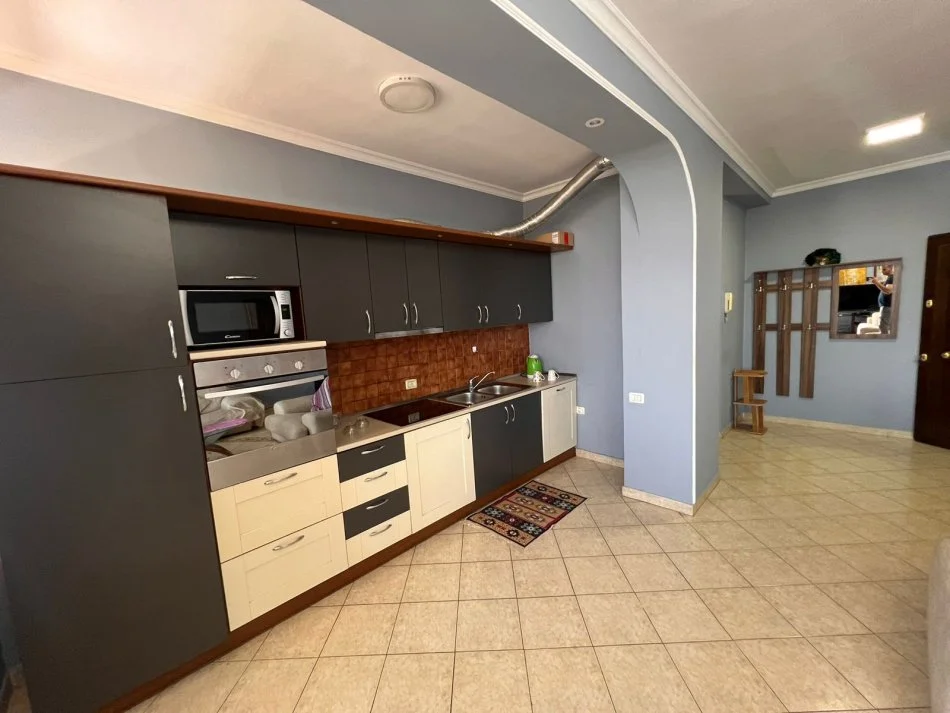 Tirane, jepet me qera apartament 2+1 Kati 10, 115 m² 1.200 € (Qender)