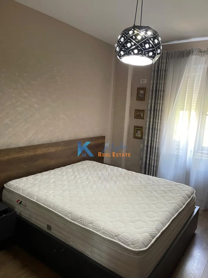 Tirane, jap me qera apartament 2+1+Ballkon Kati 3, 100 m² (Fresk, afer Gaxherrit)