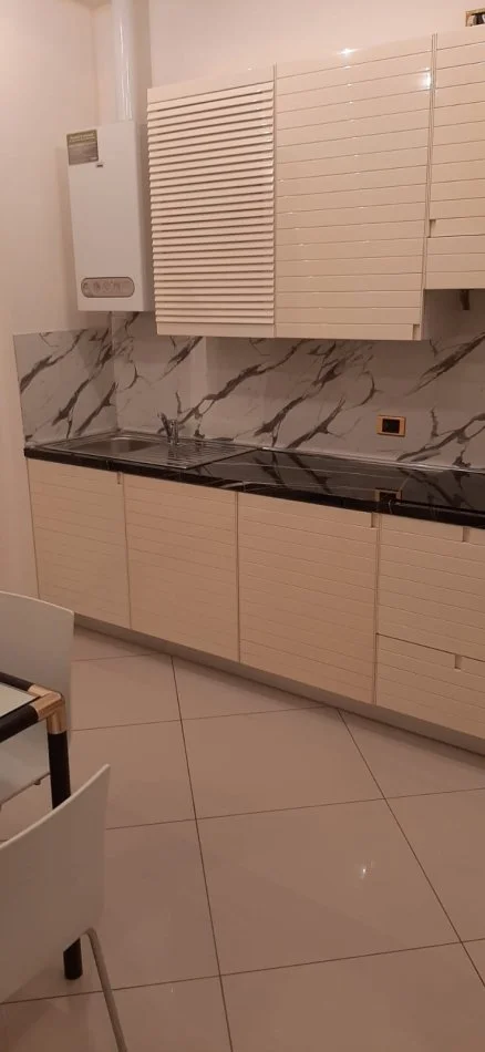 Tirane, jepet me qera apartament 1+1 Kati 3, 80 m² 450 € (Kinostudio)