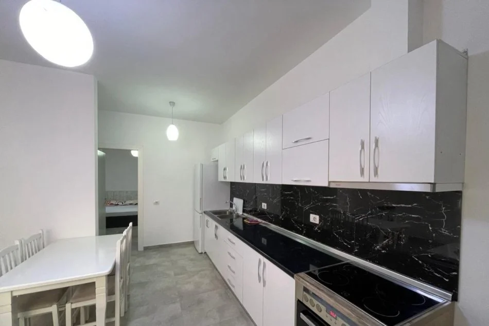 Tirane, jepet me qera apartament 1+1 Kati 1, 50 m² 350 € (Tiranë)