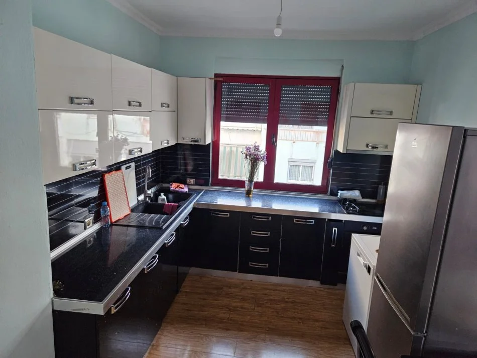 Tirane, jepet me qera apartament 1+1 Kati 6, 100 m² 400 € (Yzberisht)