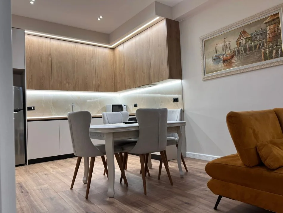 Tirane, jepet me qera apartament 1+1+Ballkon Kati 1, 80 m² 600 € (Rruga e Durresit, prane ish Ambasades Jugosllave)