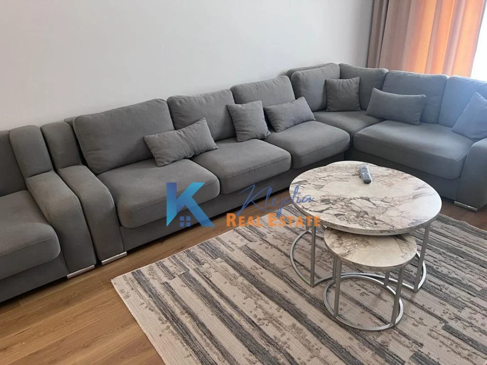 Tirane, jap me qera apartament 2+1+Ballkon Kati 6, 100 m² 450 € (Fresk, afer Restorant Fresku)