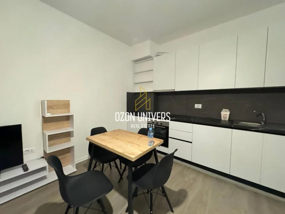 Tirane, jepet me qera apartament 1+1+Ballkon Kati 4, 70 m² 500 € (UET, Porcelan)