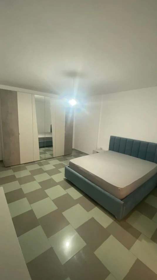 Tirane, jap me qera apartament 1+1+Ballkon Kati 2, 70 m² 450 € (Rruga e Elbasanit, prane Gjimnazit te Gjuheve te Huaja)