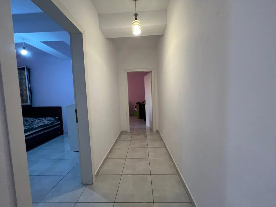 Tirane, jepet me qera apartament 2+1+Ballkon Kati 4, 78 m² 400 € (restorant fresku)