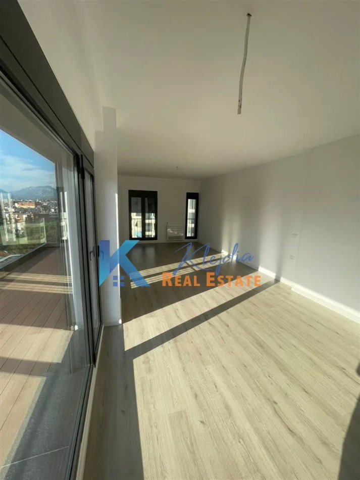 Tirane, jap me qera zyre Kati 7, 109 m² 900 € (Zyre per qira te Rruga e Elbasanit)