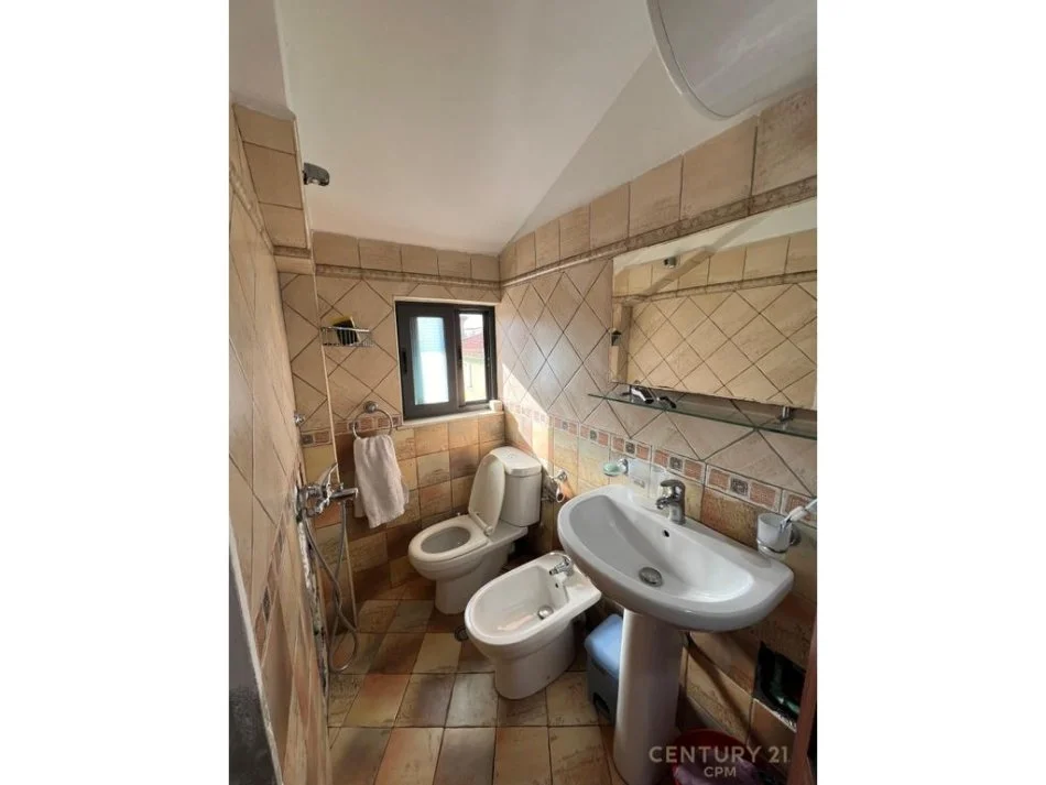 Tirane, shes apartament 3+1 Kati 2, 132 m² 170.000 € (ali visha)