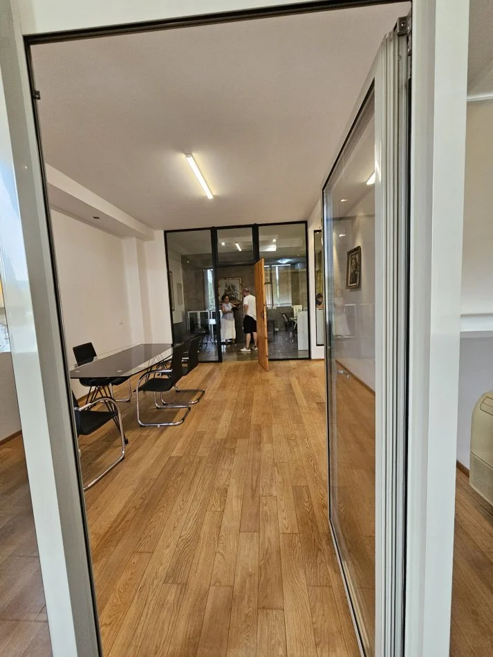 Tirane, jepet me qera zyre Kati 4, 130 m² 1.800 € (Ish-Blloku,rruga Ibrahim Rrugova, prane Tirana Bank)