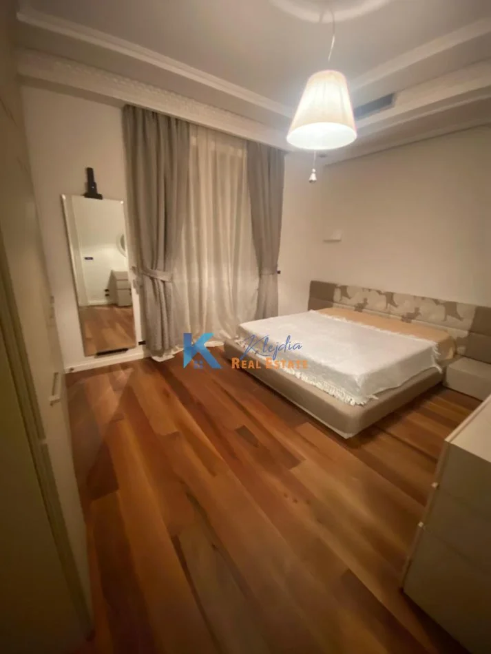 Tirane, jap me qera apartament 1+1+Aneks+Ballkon Kati 2, 75 m² 700 € (Rruga Qemal Stafa, afer Shkolles se Kuqe)