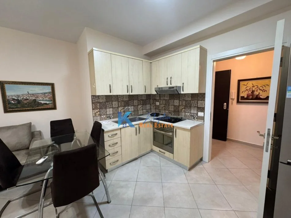 Tirane, jap me qera apartament 2+1+Ballkon Kati 3, 80 m² (Kodra e Diellit, rruga Bill Klinton)