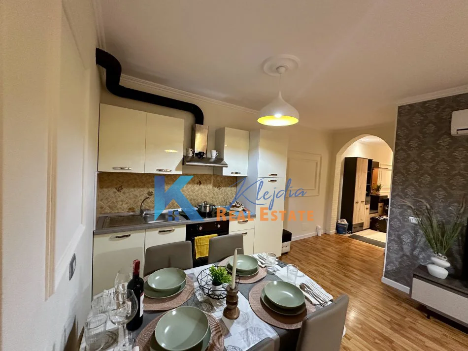 Tirane, jap me qera apartament 1+1+Ballkon Kati 5, 70 m² 670 € (Bllok, prane Fakultetit Juridik)