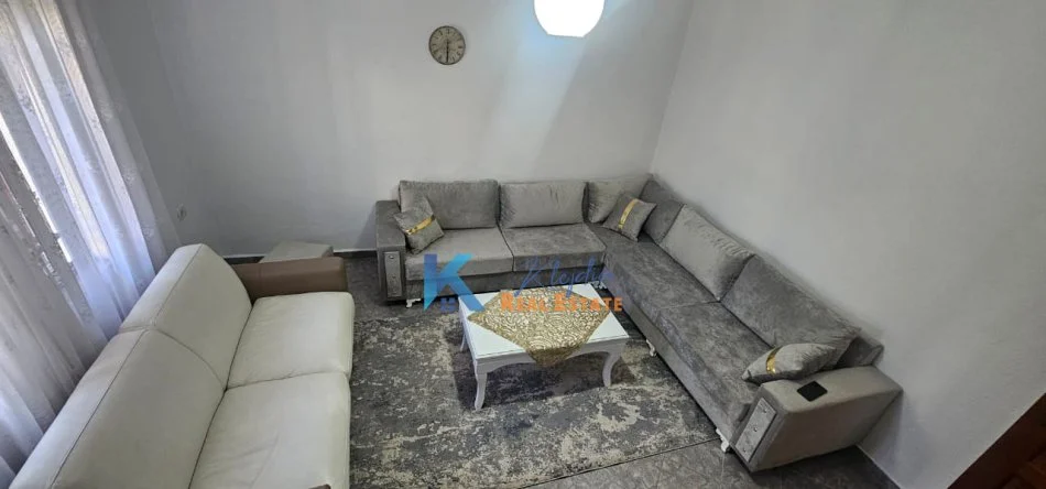 Tirane, jap me qera apartament 1+1+Ballkon Kati 1, 60 m² 550 € (Ish Parku i Autobusëve, Rr. Babë Rexha)