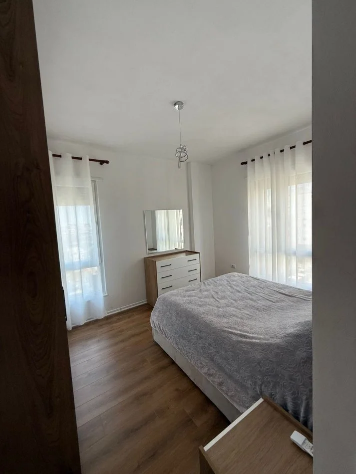 Tirane, jap me qera apartament 2+1+Ballkon Kati 7, 100 m² 800 € (Rruga Xhanfize Keko, Kompleksi Erli)