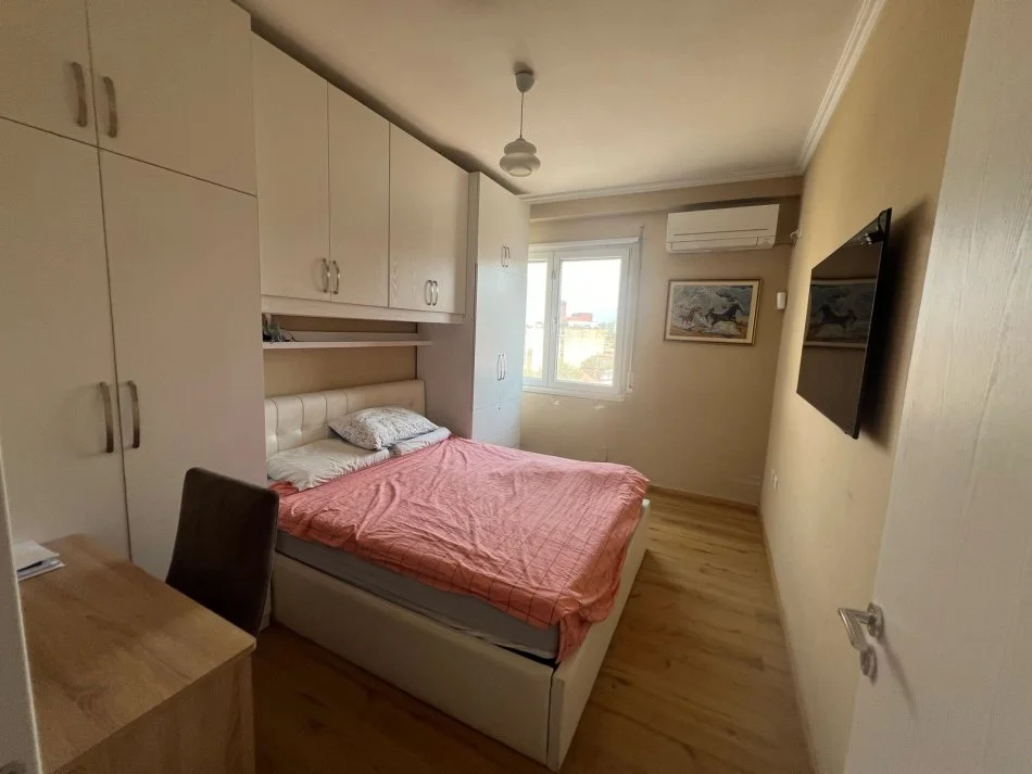 Tirane, jap me qera apartament 2+1+Ballkon Kati 4, 95 m² 1.000 € (Kompleksi Kika 2)