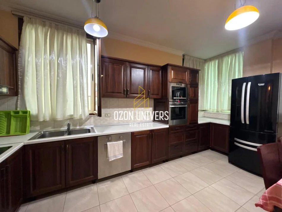 Tirane, jepet me qera apartament 3+1+Aneks+Ballkon Kati 3, 163 m² 700 € (Kodra e Diellit)