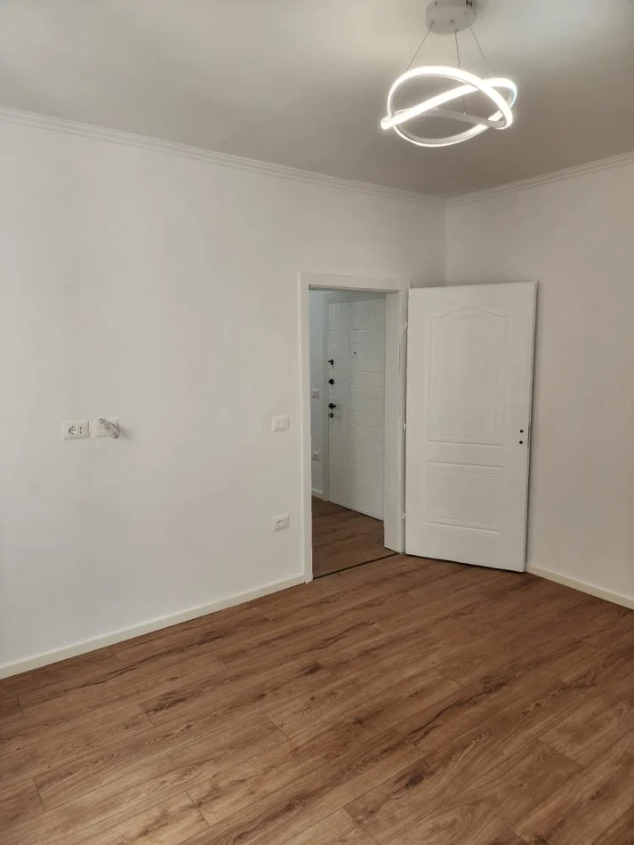 Tirane, shitet apartament 1+1+Ballkon Kati 4, 51 m² 95.000 € (Porcelan, pranë Xhamisë Xhura)