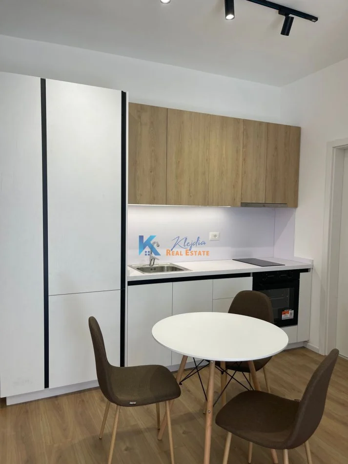 Tirane, jap me qera apartament 1+1+Ballkon Kati 2, 49 m² 450 € (Rezidenca OxA, ne zonen e Freskut)
