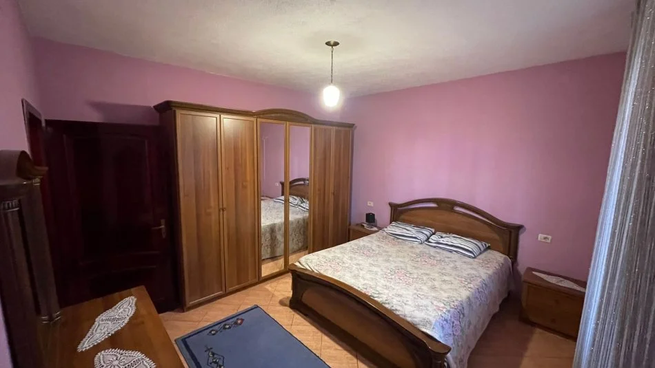 Tirane, jepet me qera apartament 2+1 Kati 1, 100 m² 300 € (Rruga Genc Ndreu, prane Univers City)